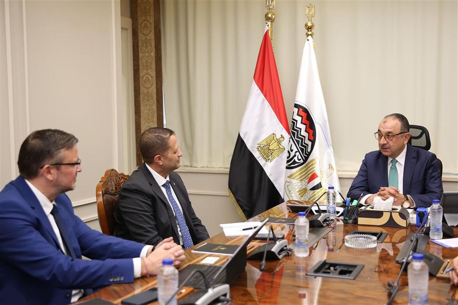 وزير قطاع الأعمال يبحث مع سيمنس للطاقة فرص التعاون في مجالات الأسمدة والألومنيوم